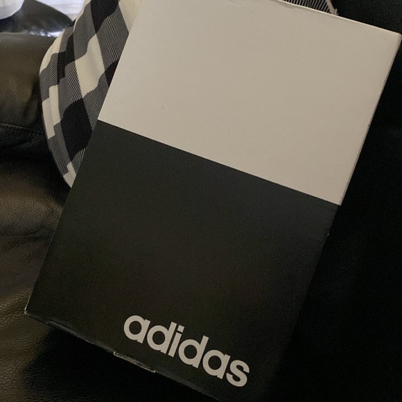 Sandals - Picture 8 of 8